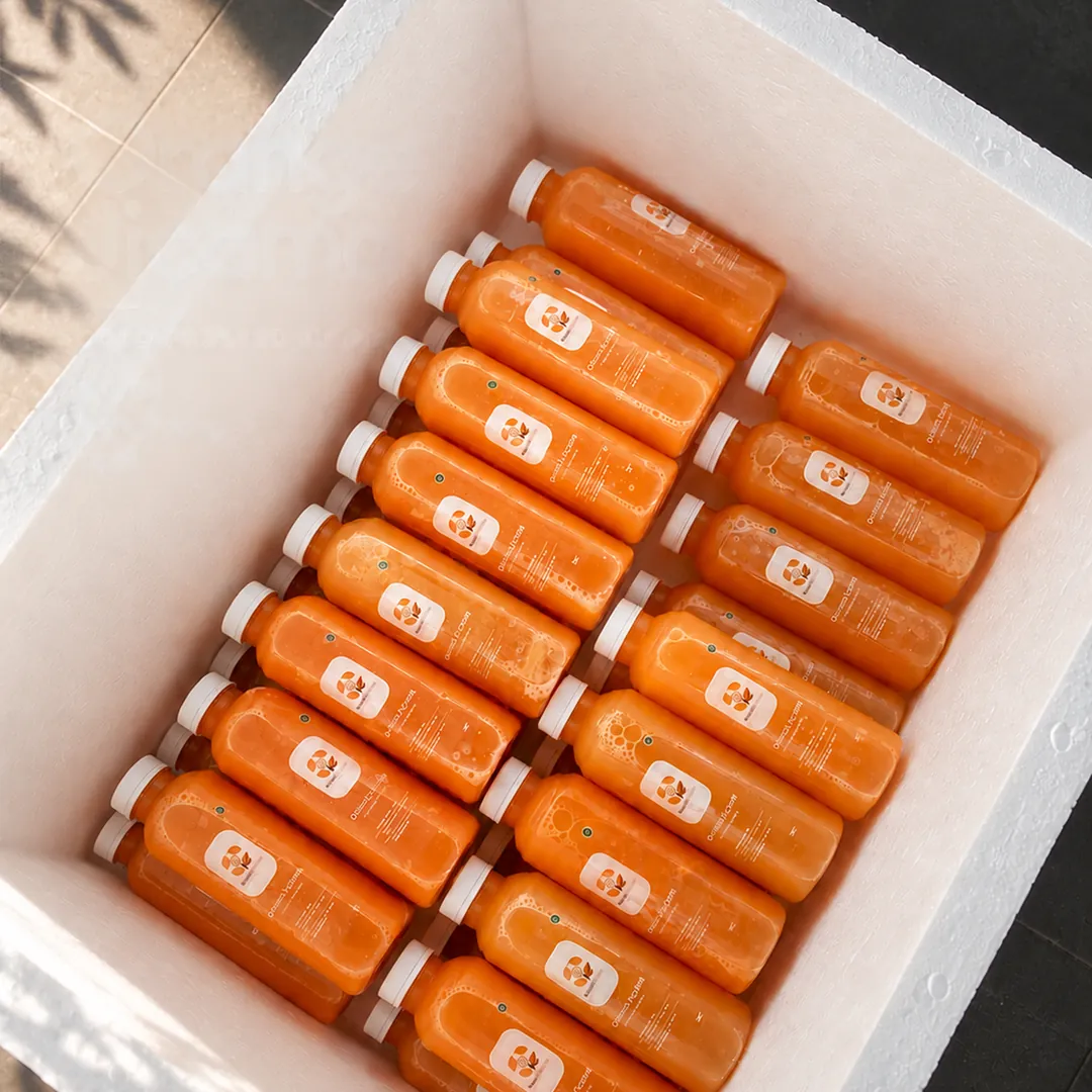 Puluhan botol jus wortel Kboon tersusun rapi di dalam cooler box, siap diantar untuk acara
