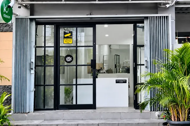 Dapur Jakarta: bagian depan berpintu kaca dengan tanaman hijau