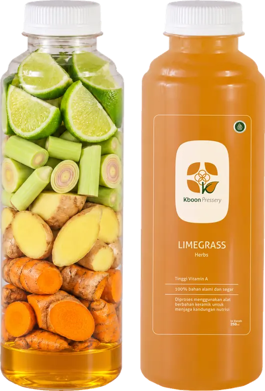 Botol Limegrass di samping botol berisi jeruk nipis, sereh, jahe, kunyit, dan madu