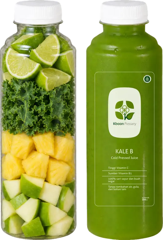 Botol Kale B di samping botol berisi potongan jeruk nipis, kale, nanas, dan apel