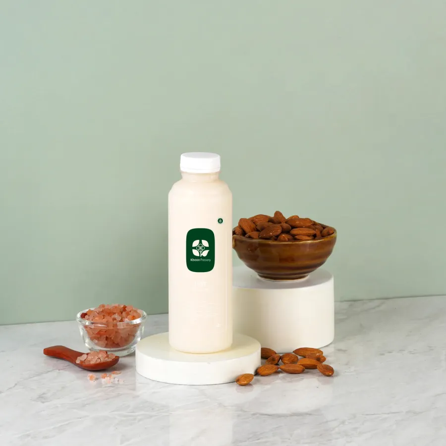 Almond Milk Pure berdiri di atas meja
