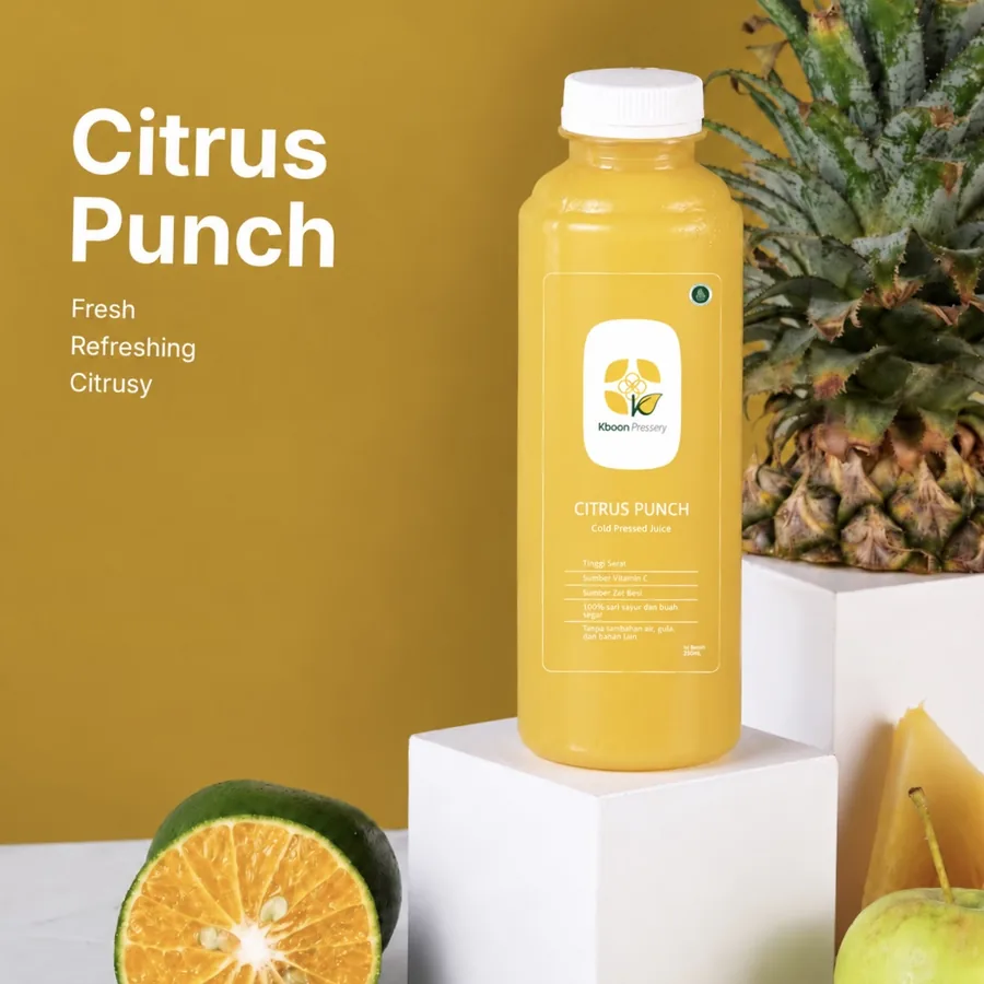 Citrus Punch di atas meja dengan bahan segarnya