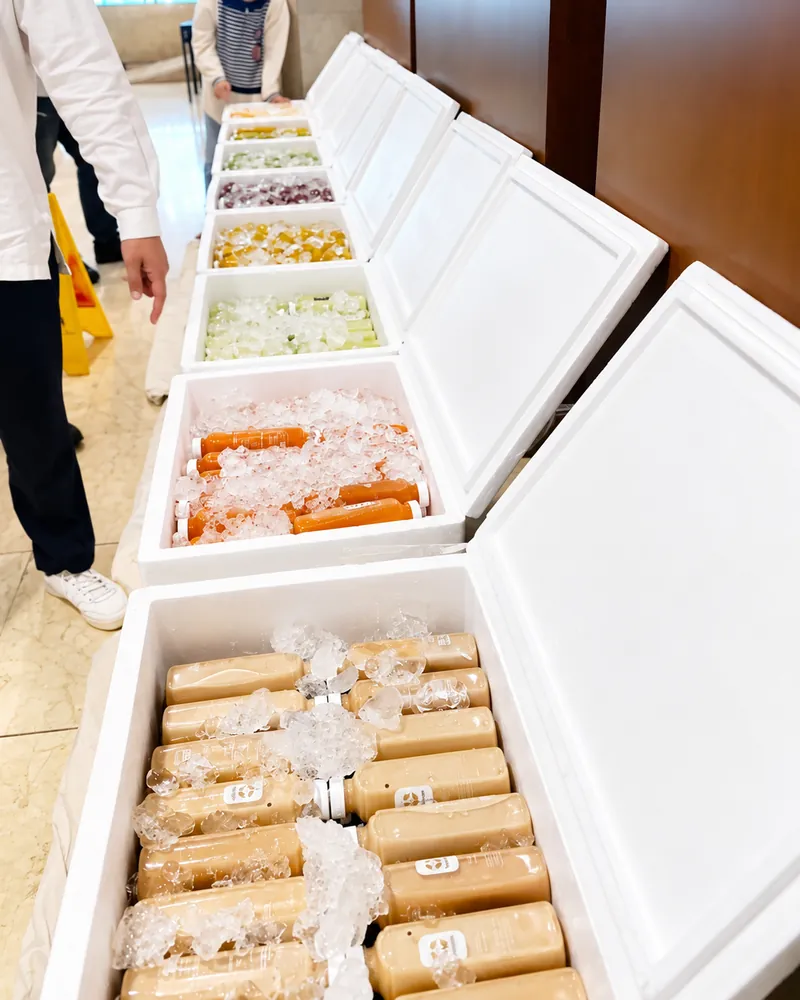 Cooler box berisi botol jus dan almond milk Kboon, siap diantar ke kantor