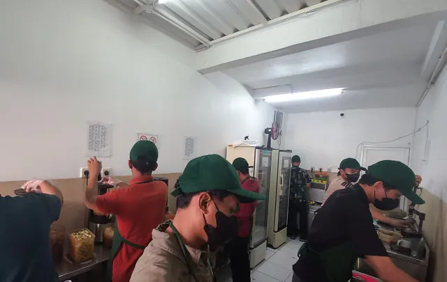 Tim dapur Kboon bekerja bersama di pagi hari